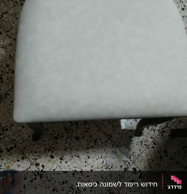 ריפוד כיסא בהיר על רצפת אריחים